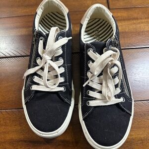 Taos Footwear Black and Cream Athletic Shoes